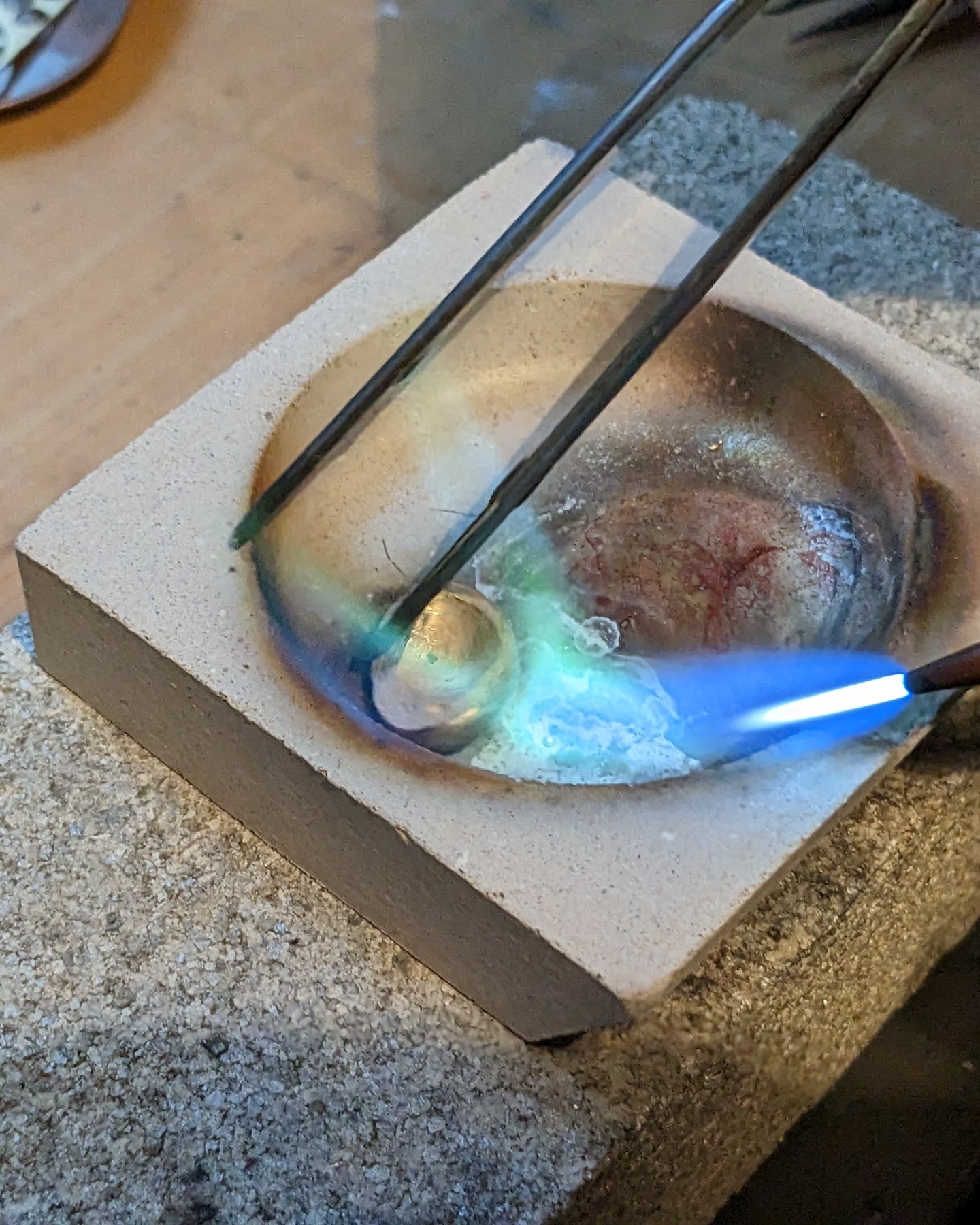 In der Werkstatt: Gold wird mit der Lötlampe im Tiegel geschmolzen