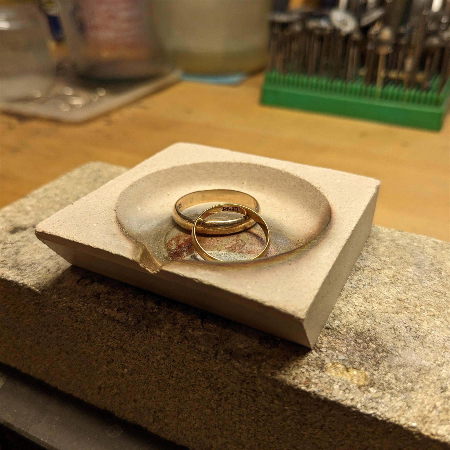 Zwei Trauringe aus 585er Gold, Detailaufnahme